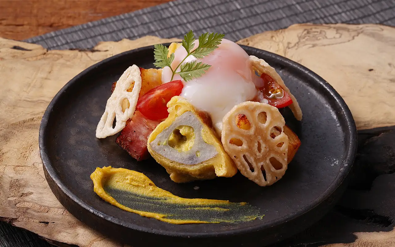 辛子蓮根ポテトサラダ～温泉卵添え～