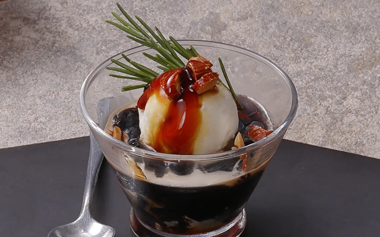 クラッシュドコーヒーゼリー　バニラとカラメルナッツをのせて