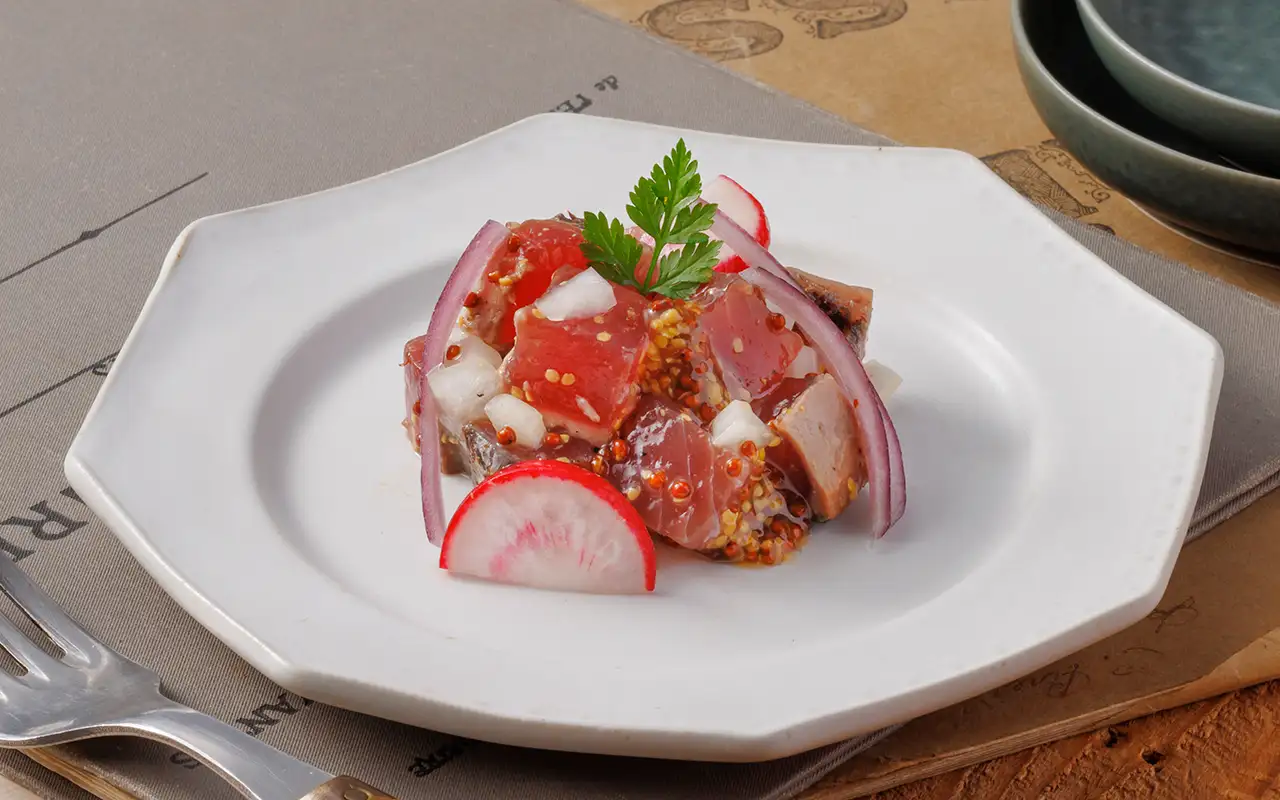 炙り鰹と新玉ねぎの粒マスタード和え