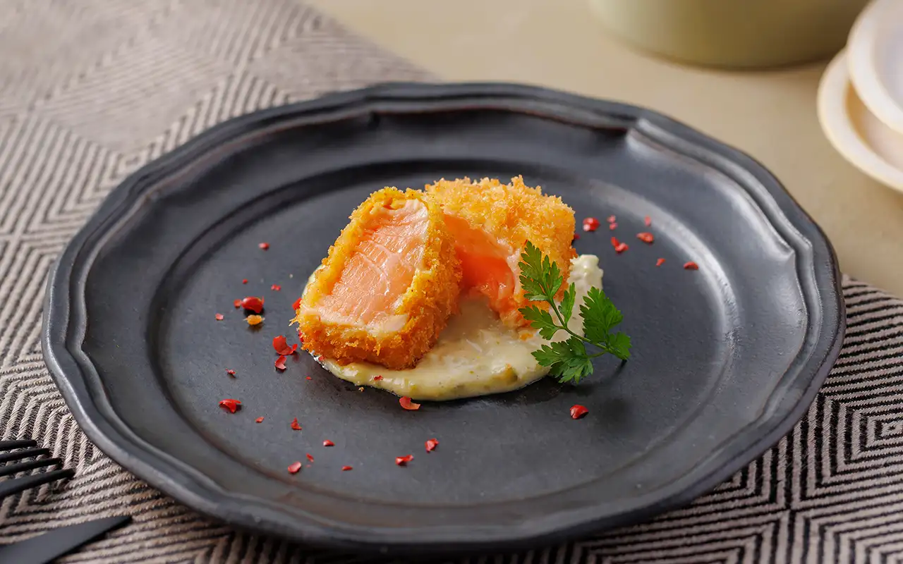 サーモンレアカツ ～わさび香るタルタル～